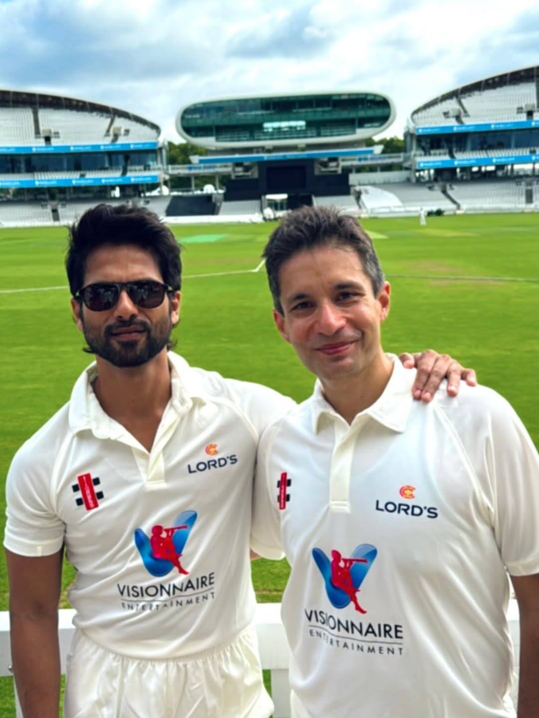 Fans are commenting on these photos of Shahid. Seeing his look, the fans are not stopping praising.