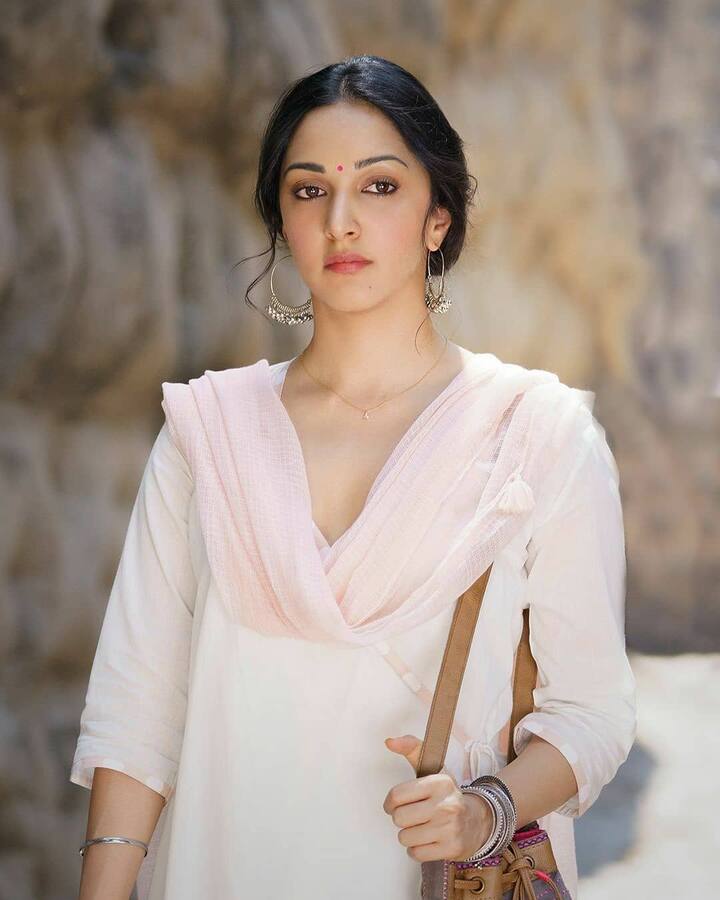 After this, he worked in hit films like 'Sher Shah', 'Bhool Bhulaiya 2', 'Jug Jug Jio', 'Satyaprem Ki Katha'. Kiara Advani has also tried her in the South Film Industry. He has left his deep impression by working in films like India Ane Nenu and Game Changer. Now soon she will be seen in big films like War 2 and Don 3.