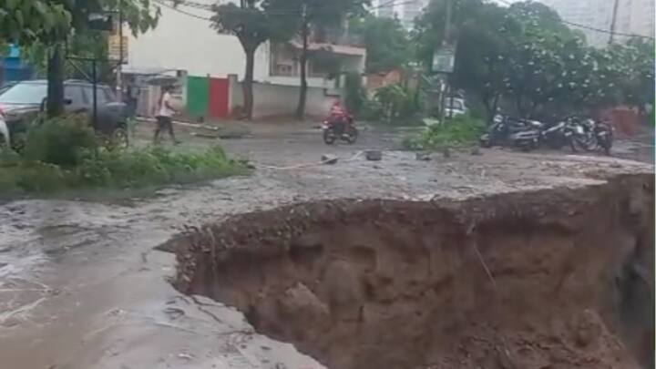 ये हादसा गाजियाबाद में क्रासिंग रिपब्लिक के सामने स्थित सुशांत एक्वा कॉलेज सोसाइटी में हुआ. बेसमेंट धंसने की वजह से सड़क किनारे खड़ी कई गाड़ियां गड्ढे में समा गईं.