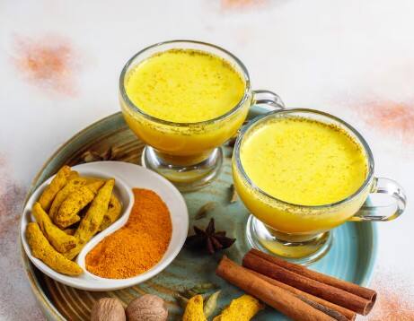 हल्दी वाला दूध पिएं: रात को सोने से पहले एक गिलास गर्म दूध में आधा चम्मच हल्दी मिलाकर पिएं. हल्दी में मौजूद एंटी-इंफ्लेमेटरी गुण सूजन और दर्द को कम करने में मदद करते हैं.