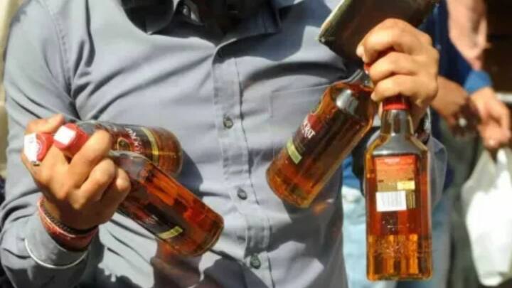 तो आमतौर पर सीमित मात्रा में बोतल बंद शराब ले जाना अवैध नहीं माना जाता. लेकिन इसमें भी कुछ शर्तें लागू हो सकती हैं जैसे लाइसेंस या प्रूफ ऑफ परचेज. हालांकि अगर आप बिहार, गुजरात, नागालैंड या मिज़ोरम जैसे ड्राई स्टेट जा कर रहे है. जहां शराब पर पूरी तरह प्रतिबंध है. तो मत ले जाएं.