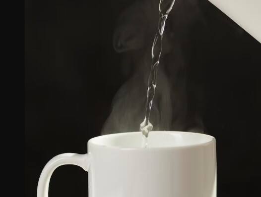 गर्म पानी से सिंकाई करें: गर्म पानी की बोतल या हीटिंग पैड से दिन में 2-3 बार कमर की सिंकाई करें, खासकर सुबह उठने के बाद और सोने से पहले. गर्मी से मांसपेशियों की जकड़न कम होती है और ब्लड सर्कुलेशन बेहतर होता है.