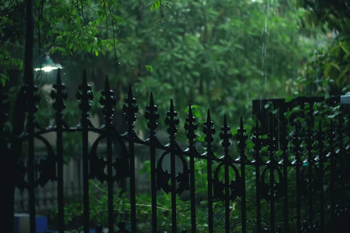 Weather Update: আজ কলকাতায় মূলত মেঘলা আকাশ। কখনও কখনও আংশিক মেঘলা আকাশও দেখা যাবে। বিক্ষিপ্ত ভাবে দু-এক পশলা হালকা থেকে মাঝারি বৃষ্টি হতে পারে কলকাতা এবং সংলগ্ন এলাকায়।