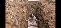 अतिक्रमणाविरोधात शिवरुद्र योगी महाराजांचा अनोखं आंदोलन, खोल खड्ड्यात बसले, संजीवन समाधीचा इशारा