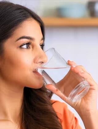 દરરોજ કેટલું પાણી પીશો તો યુરિક એસિડ કંટ્રોલમાં રહેશે?