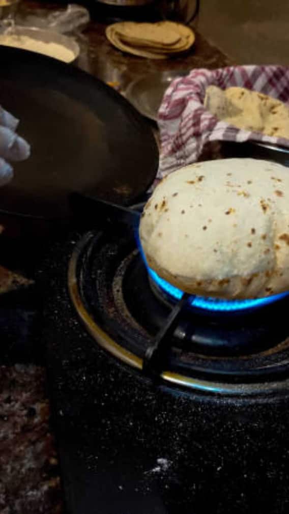 गैस पर डायरेक्ट रोटी सेंकने से क्या होता है?