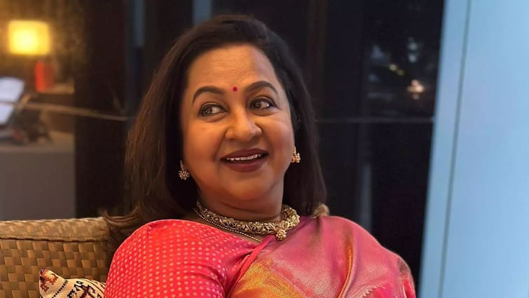 Actress Radhika admitted to hospital due to dengue நடிகை ராதிகா மருத்துவமனையில் அனுமதி.. என்ன ஆச்சு அவருக்கு.. ரசிகர்கள் கவலை