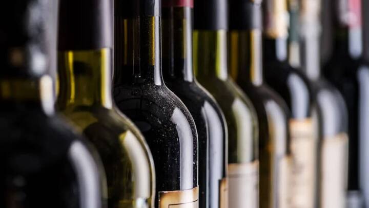 इसके साथ ही दारू की खरीद का इनवॉइस या बिल भी साथ में रखना जरूरी है. आपको बताना अगर आप लिमिट से ज्यादा शराब ले जाते हैं. तो फिर 5000 रुपये से लेकर 25000 रुपये तक का जुर्माना हो सकता है. वहीं अगर ड्राई स्टेट में पकड़े जाते हैं. तो जुर्माने के साथ जेल भी हो सकती है.