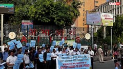 दिल्ली: AIIMS के डॉक्टरों का प्रदर्शन, 'रोटेटरी हेडशिप' की मांग पर संसद मार्च