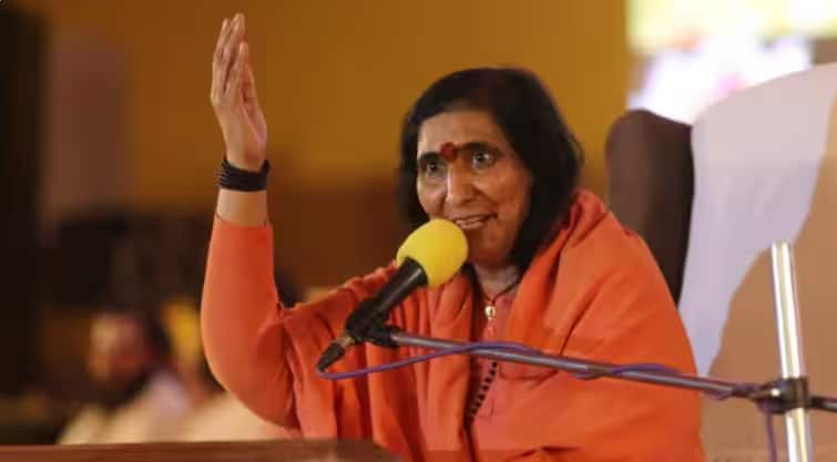 Sadhvi ritambhara gave controversial statement on women ਸਾਧਵੀ ਨੇ ਕੁੜੀਆਂ 'ਤੇ ਦਿੱਤਾ ਵਿਵਾਦਤ ਬਿਆਨ, ਕਿਹਾ- 'ਨੰਗੇ ਹੋ ਕੇ ਤੁਸੀਂ ਪੈਸੇ ਕਮਾਉਂਦੀਆਂ...., ਕਿਵੇਂ ਬਰਦਾਸ਼ਤ ਕਰਦੇ ਨੇ ਤੁਹਾਡੇ ਪਤੀ ਤੇ ਘਰਵਾਲੇ.....?