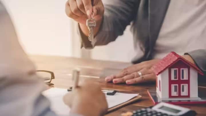 होम लोन पर जो ब्याज़ दर लगती है. वो फ्लोटिंग और फिक्स्ड रेट के बीच होती है. बैंक अक्सर फ्लोटिंग को प्रमोट करते हैं. क्योंकि फिक्स्ड रेट उनके लिए रिस्क भरा होता है. लेकिन अगर इंटरेस्ट रेट्स गिरने वाले हैं. तो फ्लोटिंग बेहतर हो सकता है. इसलिए यह पता कर लेना काफी जरूरी होता है.