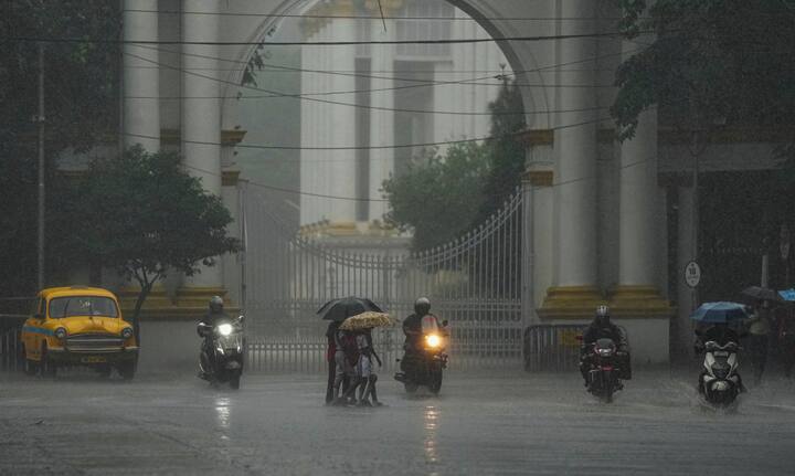 অন্যদিকে, উত্তরবঙ্গে বৃষ্টি বাড়বে। আজ আলিপুরদুয়ার, কোচবিহার, দক্ষিণ দিনাজপুরে ভারী বৃষ্টির সতর্কতা রয়েছে। বাকি সব জেলাতেই বিক্ষিপ্তভাবে বজ্রবিদ্যুৎ-সহ বৃষ্টি হবে। 