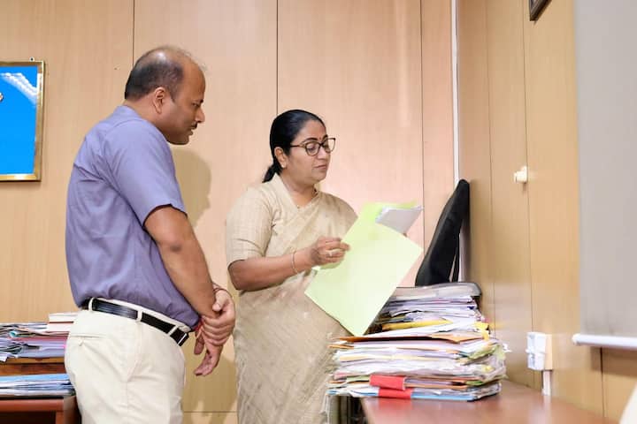 उन्होंने यह भी कहा कि दिल्ली को एक नया सचिवालय मिलेगा जहां हर विभाग के पास अपना समर्पित कार्यक्षेत्र होगा। इसके ज़रिए प्रशासनिक दक्षता और पारदर्शिता बढ़ाई जाएगी.