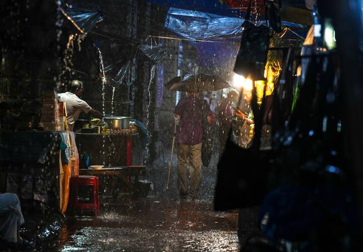 উত্তরবঙ্গের ভারী বৃষ্টি হবে দার্জিলিং, কালিম্পং, জলপাইগুড়ি, উত্তর ও দক্ষিণ দিনাজপুর এবং মালদা জেলাতে। সঙ্গে ৩০ থেকে ৪০ কিলোমিটার গতিবেগে দমকা ঝোড়ো বাতাস বইবে।
