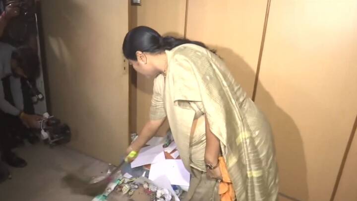 यह उनकी इस कार्यालय की पहली यात्रा थी, जिसे देखकर वे हैरान रह गईं. उन्होंने कहा कि अधिकारियों को इतनी बदतर स्थिति में काम करते देखना बेहद दुखद है.