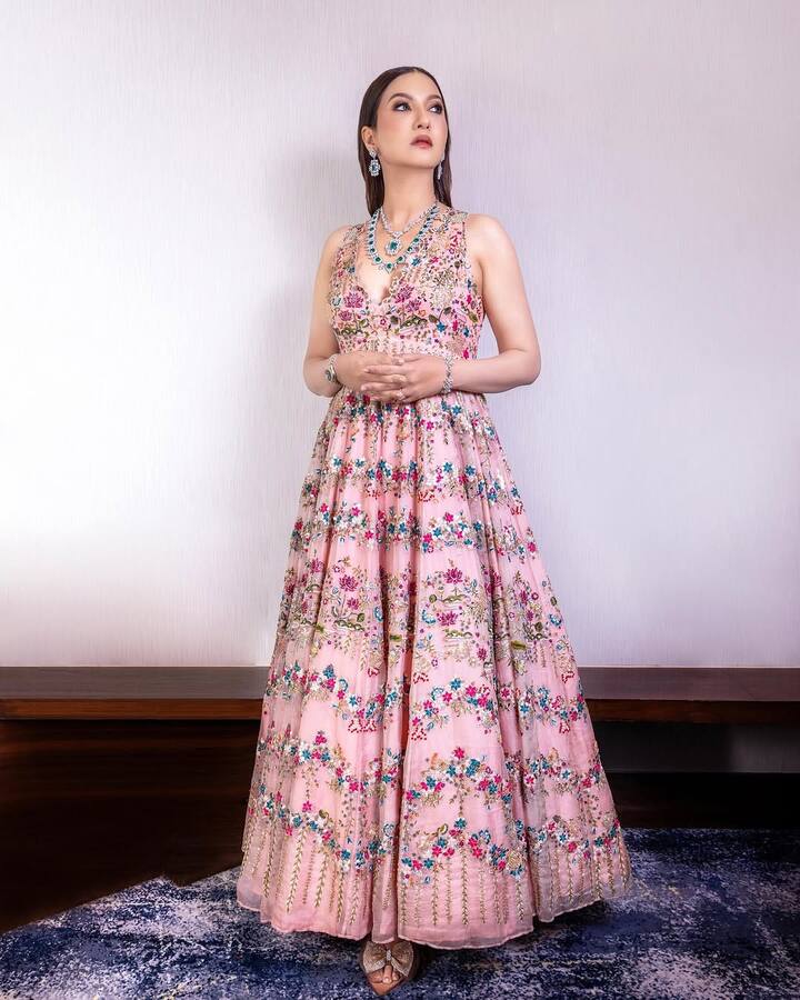 एक्ट्रेस ने कहा, जेहान के जन्म के 6 महीने बाद ही मैंने ब्रेस्टफीडिंग कराना बंद कर दिया और खुद स्ट्रिक्ट डाइट पर चली गई. उनके डायट में सिर्फ सूप और सलाद था. उन्होंने कहा, 'मैं डाइट पर नहीं थी, मैं चीजें ठीक से खा रही थी लेकिन वो सलाद और सूप के रूप में थी.'