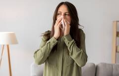 ठंडी चीजें ही नहीं, ये 6 वजहें भी बन सकती हैं गले की खराश का कारण