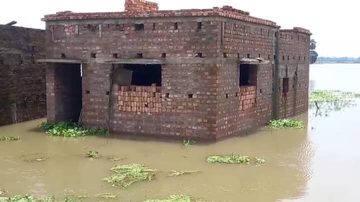 নিম্নচাপের বৃষ্টি ও ডিভিসির ছাড়া জলে প্লাবিত হরিপাল ব্লকের বিস্তীর্ণ এলাকা। হরিপাল ব্লকের সহদেব, দ্বারহাটা, কৈকালা গ্ৰাম পঞ্চায়েতের চাষের জমি জলের তলায় চলে গিয়েছে।