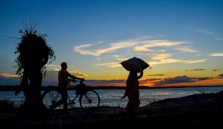 অবশেষে মেঘ কাটল দক্ষিণবঙ্গে। পূর্বাভাস মতোই শুক্রবার সকাল থেকেই উজ্জ্বল আকাশের মুখ। যদিও রবিবার পর্যন্ত কয়েকটি জেলায় হালকা বৃষ্টি হতে পারে।