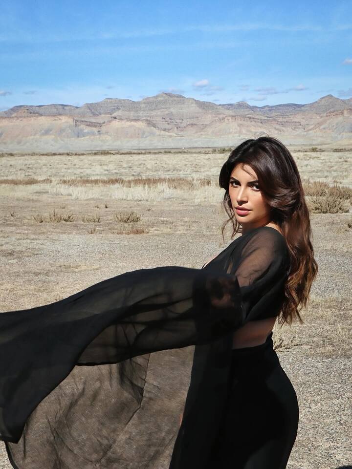 Shama Sikander Pics: અભિનેત્રી શમા સિકંદર સ્ક્રીન પર જોવા મળે કે ન મળે, પરંતુ તે સોશિયલ મીડિયા પર ખૂબ જ એક્ટિવ રહે છે. તેના ઇન્સ્ટાગ્રામ એકાઉન્ટ પરની તસવીરો તેની સ્ટાઇલિંગ સેન્સ વિશે જણાવે છે.