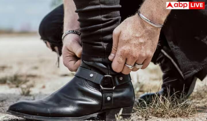 ਜੇਕਰ ਤੁਸੀਂ ਸਵੇਰ ਤੋਂ ਲੈਕੇ ਰਾਤ ਤੱਕ ਇੱਕ ਹੀ ਜੁੱਤੇ ਪਾ ਕੇ ਰੱਖਦੇ ਹੋ, ਤਾਂ ਸਾਵਧਾਨ ਰਹੋ। ਇਹ ਆਦਤ ਪੈਰਾਂ ਦੀ ਸਿਹਤ 'ਤੇ ਬੁਰਾ ਅਸਰ ਪਾ ਸਕਦੀ ਹੈ ਅਤੇ ਕਈ ਗੰਭੀਰ ਸਮੱਸਿਆਵਾਂ ਪੈਦਾ ਕਰ ਸਕਦੀ ਹੈ। ਆਓ ਅਸੀਂ ਤੁਹਾਨੂੰ ਇਸ ਬਾਰੇ ਦੱਸਦੇ ਹਾਂ। ਲੰਬੇ ਸਮੇਂ ਤੱਕ ਜੁੱਤੇ ਪਹਿਨਣ ਨਾਲ ਪੈਰ ਇੱਕੋ ਸਥਿਤੀ ਵਿੱਚ ਰਹਿੰਦੇ ਹਨ। ਇਸ ਨਾਲ ਮਾਸਪੇਸ਼ੀਆਂ ਵਿੱਚ ਅਕੜਾਅ ਅਤੇ ਕਮਜ਼ੋਰੀ ਆਉਂਦੀ ਹੈ, ਜਿਸ ਨਾਲ ਪੈਰਾਂ ਦੀ ਲਚਕਤਾ ਘੱਟ ਜਾਂਦੀ ਹੈ।