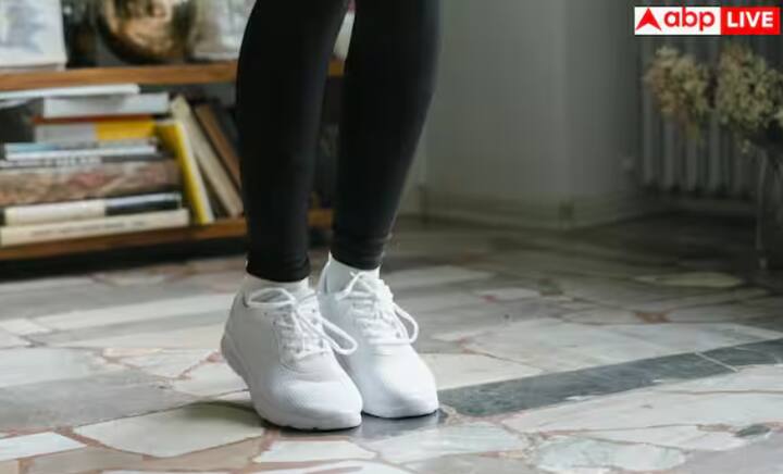 ਆਰਾਮਦਾਇਕ ਅਤੇ ਸਹੀ ਸਾਈਜ ਦੇ ਜੁੱਤੇ ਪਾਓ। ਸਮੇਂ-ਸਮੇਂ 'ਤੇ ਆਪਣੇ ਪੈਰਾਂ ਨੂੰ ਖੁੱਲ੍ਹਾ ਛੱਡੋ ਤਾਂ ਜੋ ਉਨ੍ਹਾਂ ਨੂੰ ਹਵਾ ਮਿਲ ਸਕੇ। ਆਪਣੇ ਪੈਰਾਂ ਦੀ ਸਫਾਈ ਵੱਲ ਧਿਆਨ ਦਿਓ ਅਤੇ ਜੇਕਰ ਕਿਸੇ ਕਿਸਮ ਦੀ ਸਮੱਸਿਆ ਹੈ, ਤਾਂ ਤੁਰੰਤ ਡਾਕਟਰ ਦੀ ਸਲਾਹ ਲਓ।