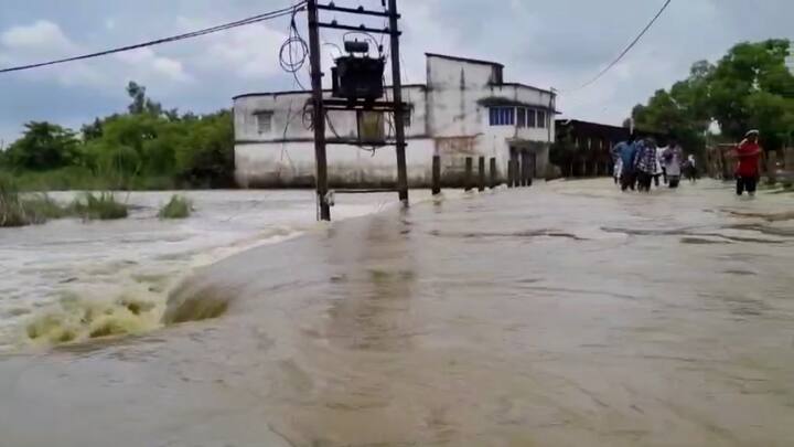 টানা বৃষ্টিতে এখনও জলমগ্ন ঘাটাল। পুর এলাকার তেরোটি ওয়ার্ড জলমগ্ন। পাঁচটি পঞ্চায়েত এলাকাও জলের তলায়। যাতায়াতে ভরসা ডিঙ্গি নৌকা।