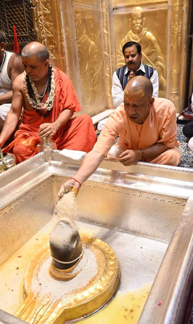 मुख्यमंत्री योगी आदित्यनाथ ने काल भैरव और काशी विश्वनाथ मंदिर में दर्शन-पूजन किया.