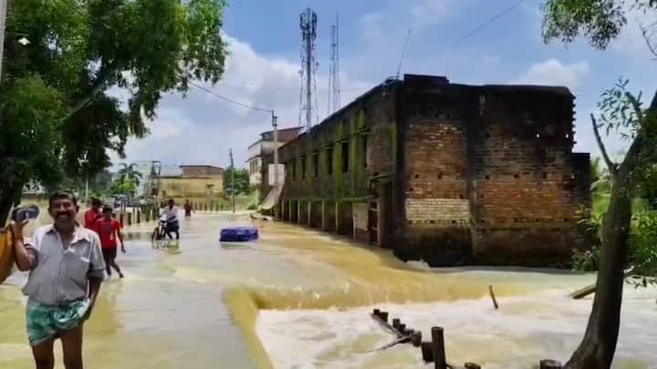 জলমগ্ন ঘাটালে কার্যত বন্ধ পঠন-পাঠন। সকুলে আসতে পারছে না ছাত্ররা। পিছিয়ে গেল কয়েকটি স্কুলের পরীক্ষা।