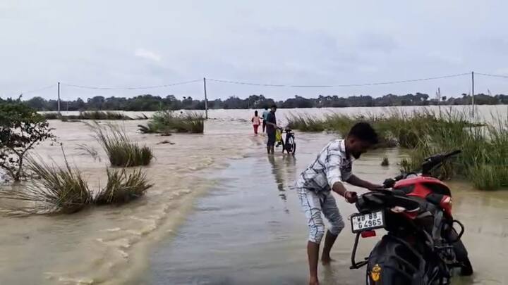 লাগাতার বৃষ্টিতে বিপর্যস্ত বাঁকুড়া জেলার বিস্তীর্ণ অঞ্চল। গত দুদিনে বাঁকুড়া জেলায় মোট ৭৮ মিলিমিটার বৃষ্টি হয়েছে। দ্বারকেশ্বর-সহ জলস্তর বাড়ছে শালী নদী, গন্ধেশ্বরী, শিলাবতী নদীতে। পাত্রসায়রে নারায়ণপুর থেকে ধগড়িয়া যাওয়ার রাস্তার ওপর দিয়ে বইছে নদীর জল।