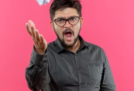 तेज आवाज में बात करना: अगर आप शिक्षक, गायक या पब्लिक स्पीकर हैं और लंबे समय तक जोर से बोलते हैं, तो इससे गले के मसल्स पर दबाव पड़ता है और खराश हो सकती है.