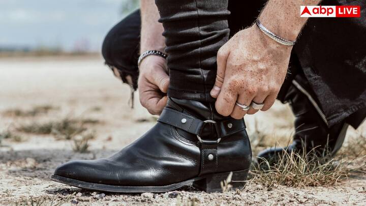 लंबे समय तक जूते पहनने से पैर एक ही पोजीशन में बंद रहते हैं. इससे मांसपेशियों में जकड़न और कमजोरी आने लगती है, जिससे पैरों की लचक कम हो जाती है.