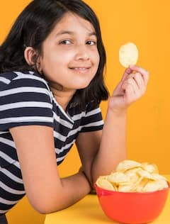 ਹਰ ਰੋਜ਼ ਆਪਣੇ ਬੱਚਿਆਂ ਨੂੰ ਖਵਾਉਂਦੇ ਹੋ ਪੈਕਡ ਸਨੈਕਸ, ਤਾਂ ਸਾਵਧਾਨ! ਇਹ ਆਦਤ ਉਨ੍ਹਾਂ ਦੇ ਸਰੀਰ ਦੇ ਇਨ੍ਹਾਂ ਅੰਗਾਂ ਨੂੰ ਕਰ ਰਹੀਆਂ ਖਰਾਬ