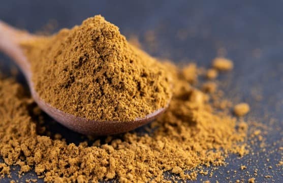 त्रिफला पानी से कुल्ला करें: त्रिफला पाउडर को पानी में उबालें और ठंडा होने पर उससे कुल्ला करें. इसके एंटीसेप्टिक गुण मुंह के छालों को जल्दी ठीक करने में मदद करते हैं.