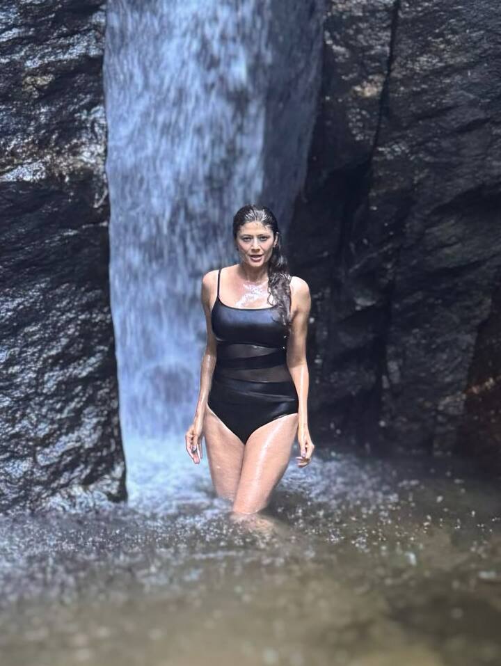 अभिनेत्री आणि मॉडेल पूजा बत्रा एक ट्रेंडसेटर म्हणून देखील ओळखली जाते. पारंपारिक लूक असो किंवा स्टायलिश लूक ती दोन्ही प्रकारांमध्ये सुंदर दिसते.
