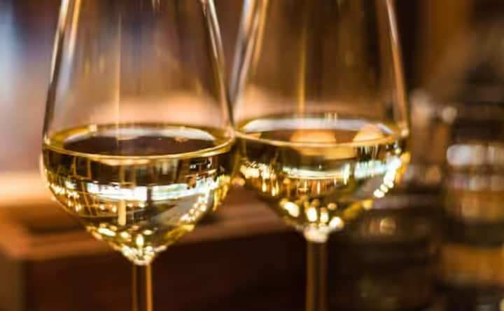 ਜੇ ਅਸੀਂ ਉਸ ਸ਼ਹਿਰ ਦੀ ਗੱਲ ਕਰੀਏ ਜੋ ਸਭ ਤੋਂ ਵੱਧ ਸ਼ਰਾਬ ਪੀਂਦਾ ਹੈ, ਤਾਂ ਕੋਲਕਾਤਾ ਦਾ ਨਾਮ ਇਸ ਸੂਚੀ ਵਿੱਚ ਸਭ ਤੋਂ ਉੱਪਰ ਆਉਂਦਾ ਹੈ। 2021 ਦੇ ਇੱਕ ਸਰਵੇਖਣ ਅਨੁਸਾਰ, ਕੋਲਕਾਤਾ ਵਿੱਚ ਸ਼ਰਾਬ ਦੀ ਖਪਤ ਦਰ 32.9% ਹੈ।