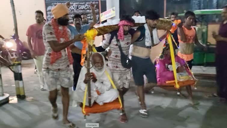 Shamli Two brothers carrying their parents on shoulders for Kanwar Yatra 2025 ann Kanwar Yatra: शामली में दिखे कलयुग के श्रवण कुमार! माता-पिता को कंधे पर बिठाकर कांवड़ यात्रा पर निकले दो भाई