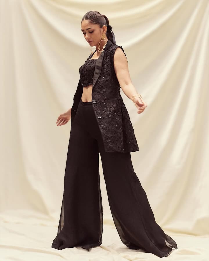 Opting for a subtly dramatic hairdo, Mrunal aced the accessory department with oversized earrings and a bracelet.