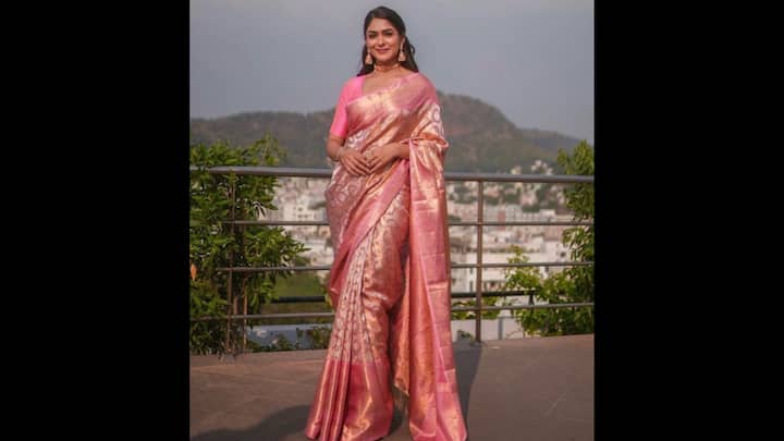 6. Pink Banarasi Silk Saree: A perfect pick for Raksha Bandhan 2025, this pink Banarasi saree brought pure elegance to life. The soft pink silk, adorned with delicate golden zari motifs and a traditional border, radiated an understated festive glow. She paired the saree with₹ a plain pink blouse, balancing minimalism with heritage charm. The pastel tones and the rich Banarasi weave make this ensemble versatile, light, and timeless. (Image Source: Pinterest/tharayilg)