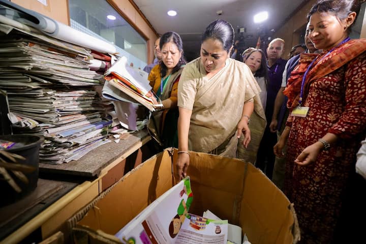 सीएम रेखा गुप्ता ने इस अभियान के ज़रिए सरकारी कार्यालयों की कार्यसंस्कृति में बदलाव लाने की पहल की है. उन्होंने कहा कि अब दिल्ली में 'शीश महल' नहीं, बल्कि 'साफ और सुचारू ऑफिस' बनेंगे.