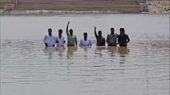 गोरखपुर यूनिवर्सिटी के छात्रों ने किया 'जल सत्याग्रह', छात्र नेताओं ने की छात्र संघ बहाली की मांग