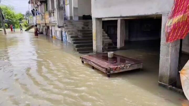 ৪টি পঞ্চায়েত এলাকার বিস্তীর্ণ অংশ জলের তলায়। নতুন করে জলমগ্ন হয়ে পড়েছে একাধিক গ্রাম। বহু কাঁচা ও পাকাবাড়ির একতলা জলমগ্ন। আরামবাগের মায়াপুর এলাকায় বেশকিছু দোকানে জল ঢুকে পড়ায় ব্যবসায়ীরা জিনিসপত্র সরিয়ে নিয়ে যেতে বাধ্য হন। 