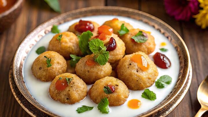 दही भल्ला जब हम यह नाम सुनते हैं तो हमारे मुंह में पानी भर आता है, चलिए हम आज आपको शेफ रणवीर बरार के दही भल्ले के बारे में बताते हैं कि स्वादिष्ट दही भल्ला कैसे बनाएं.