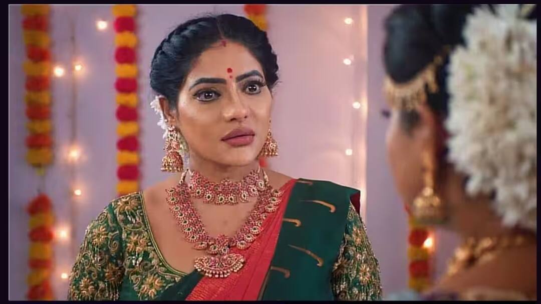 பரப்புரையில் சாமுண்டீஸ்வரியின் இடுப்பை கிள்ளியதால் பரபரப்பு - அடுத்து நடந்தது என்ன?