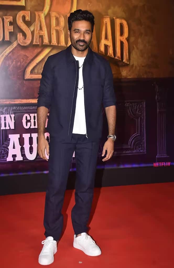धनुष भी 'सन ऑफ सरदार 2' की स्पेशल स्क्रीनिंग में शामिल हुए। रेड कार्पेट पर वह कैजुअल लुक में नजर आए।