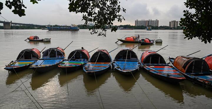 শনিবার দক্ষিণবঙ্গে বৃষ্টির পরিমাণ অনেকটা কমে যাবে। কার্যত পরিষ্কার আকাশ কখনো আংশিক মেঘলা আকাশ দুয়েক জায়গায় দু এক পশলা হালকা বৃষ্টির সামান্য সম্ভাবনা।