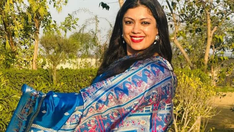 First woman DM of Noida Medha Roopam Know H​er Education Qualification कौन हैं नोएडा की डीएम मेधा रूपम, इनका चुनाव आयोग से क्या लेना-देना? जानिए कहां से की पढ़ाई