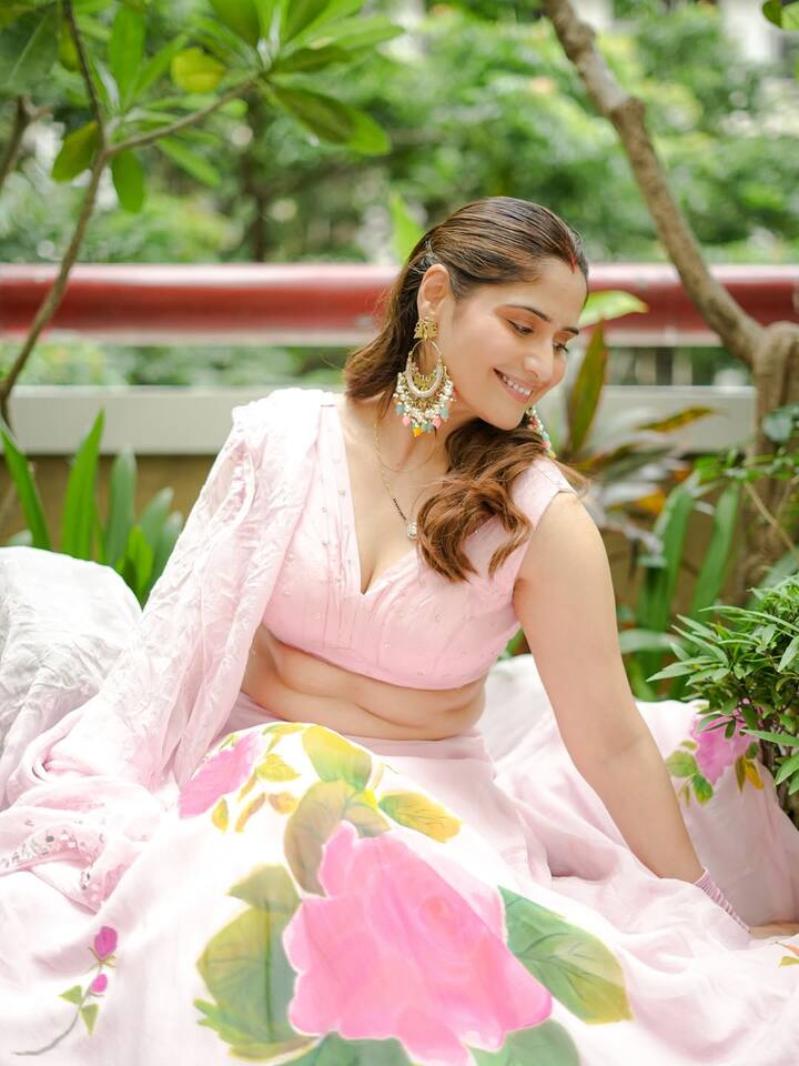 अपने आप को कम समझती थी. स्कूल में सब मोटी-मोटी बुलाते थे. सब लड़कियां पतली-दुबली थीं, तब लव योरसेल्फ वाला जमाना नहीं था. दुनिया की नजरों से खुद को देखते थे.