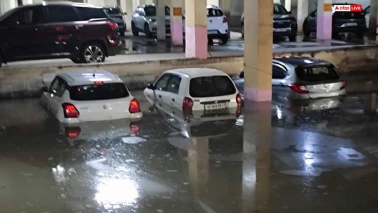Noida heavy rainfall floods basements traffic jam authority under fire ann नोएडा-ग्रेटर नोएडा में बारिश ने मचाई तबाही, जलभराव से ट्रैफिक जाम और सोसाइटियों में डूबीं गाड़ियां