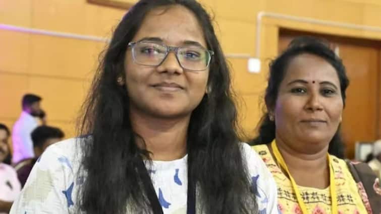 मां-बेटी की मेहनत ने रचा इतिहास, साथ में करेंगी MBBS की पढ़ाई, दोनों ने पास की NEET Inspirational Story Of Mother and Daughter Clear NEET Together Set to Pursue MBBS मां-बेटी की मेहनत ने रचा इतिहास, साथ में करेंगी MBBS की पढ़ाई, दोनों ने पास की NEET